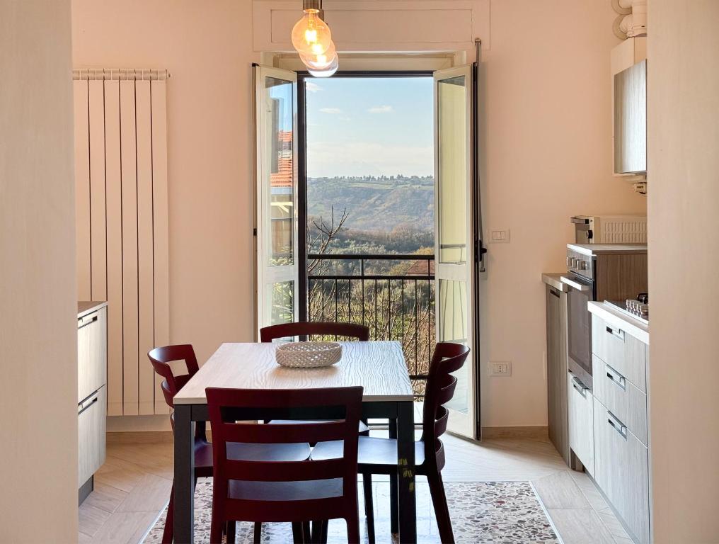 兰恰诺Dimora Fonte Grande的厨房以及带桌椅的用餐室。