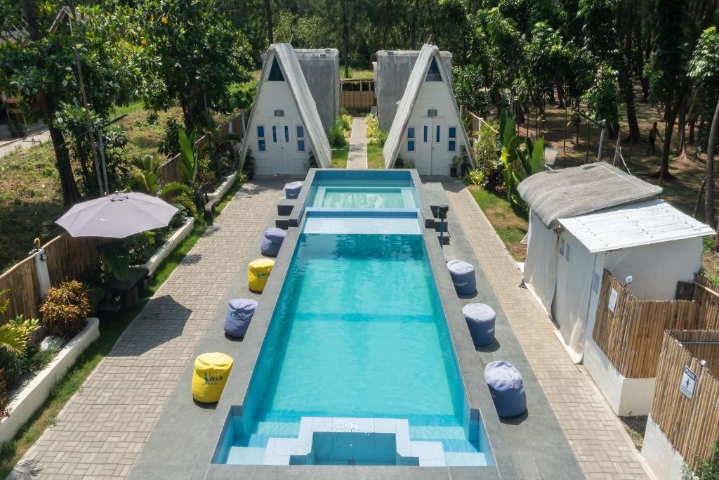 ZambalesCostas De Liwa Bar & Beach Resort的享有带两栋建筑的游泳池的顶部景致