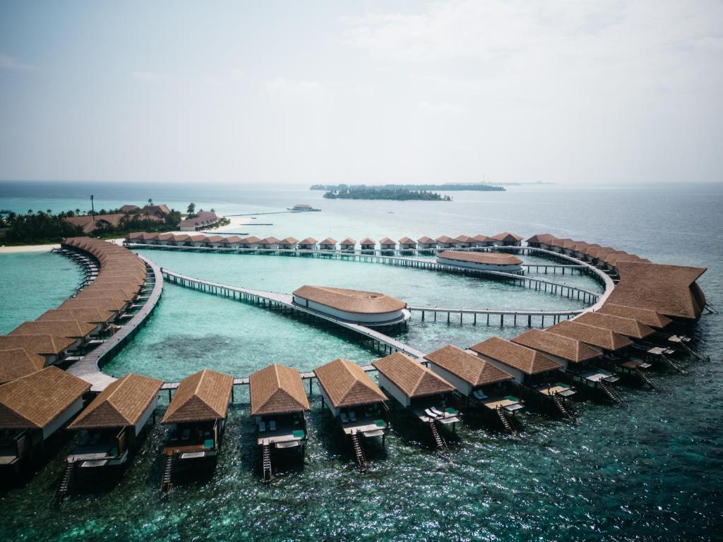 Felidhoo Cinnamon Velifushi Maldives的水上度假村的空中景观