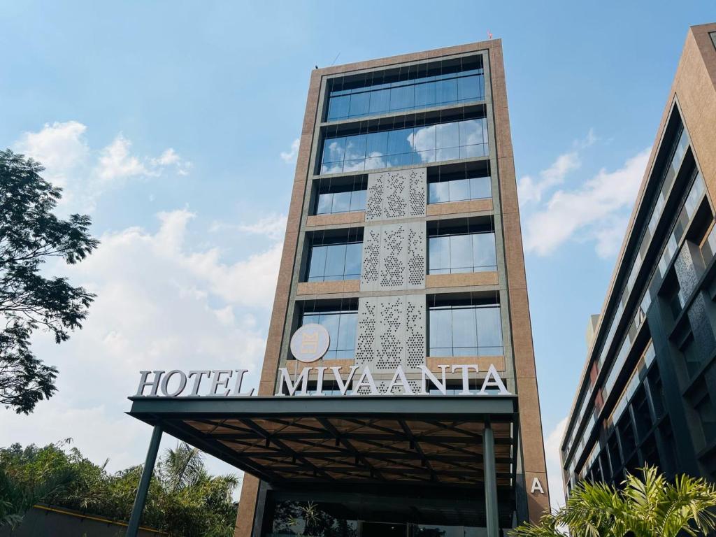 艾哈迈达巴德Hotel Mivaante的一座酒店玛雅建筑,上面有标志