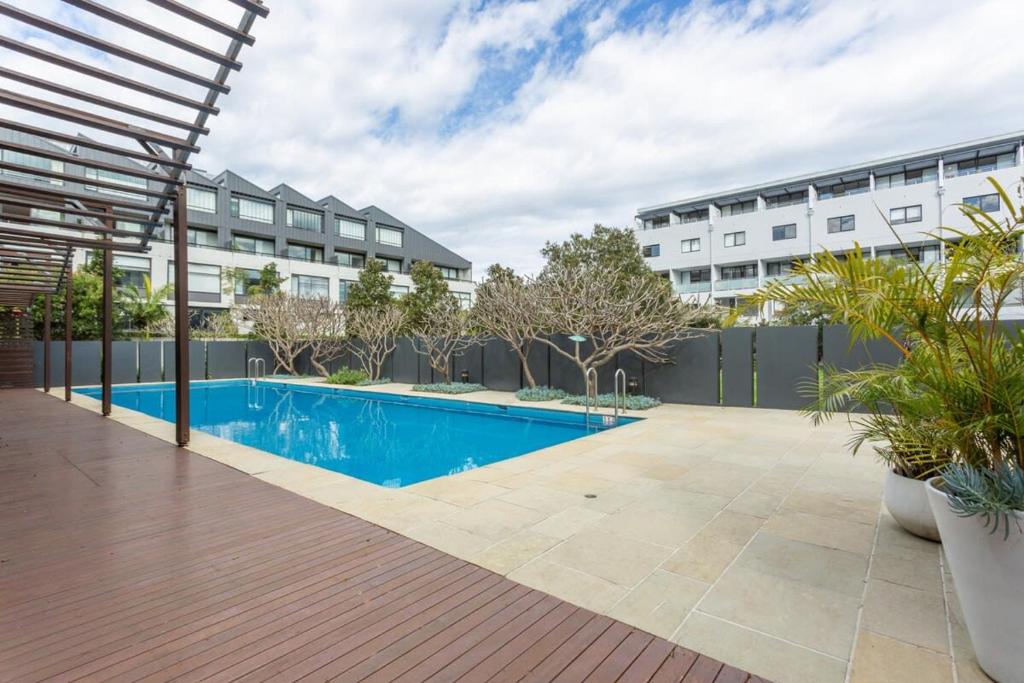 悉尼MadeComfy Executive & Stylish Inner-City Apartment的公寓大楼游泳池的图片
