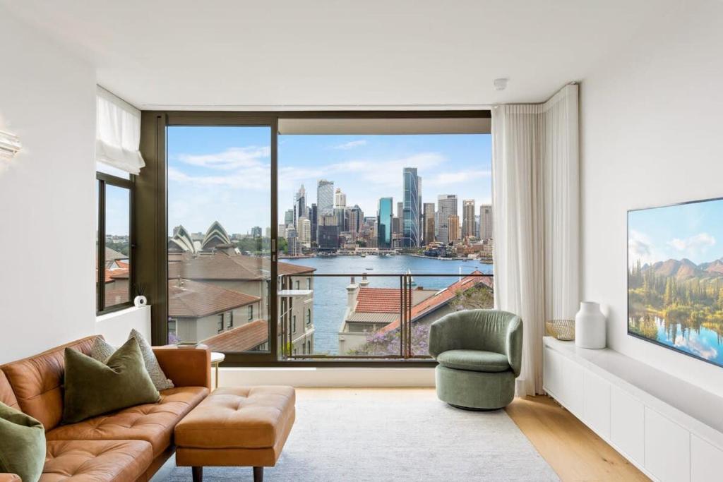 悉尼Boutique 2-Bed with Stunning Sydney Harbour Views的带沙发和大窗户的客厅