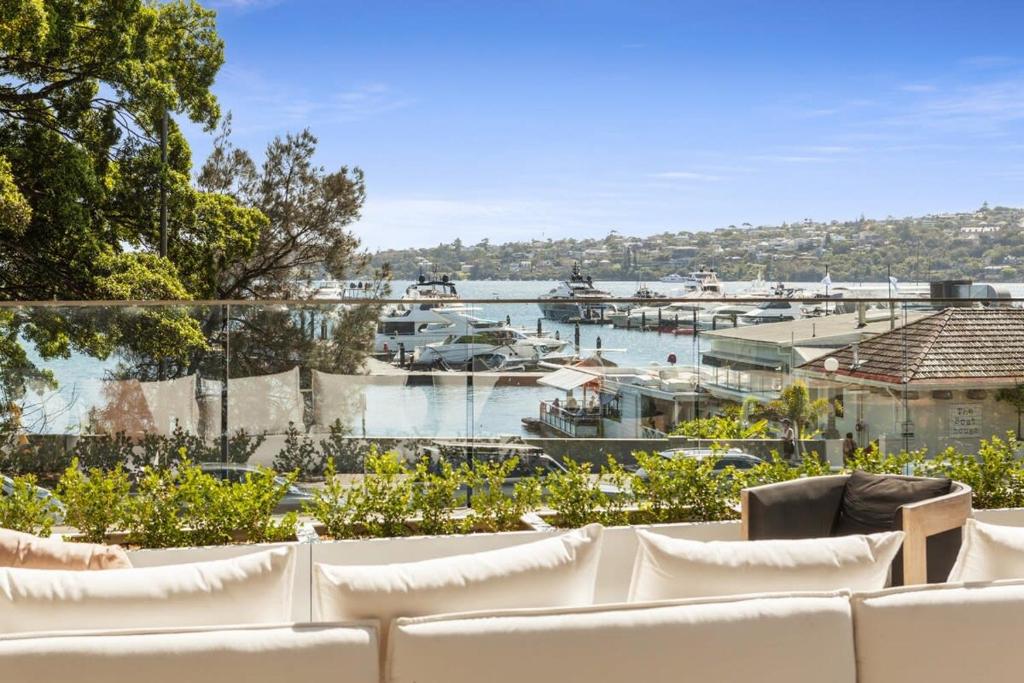 悉尼Superb 2-Bed Apartment Facing Rose Bay Marina的享有码头和水中船只的景色