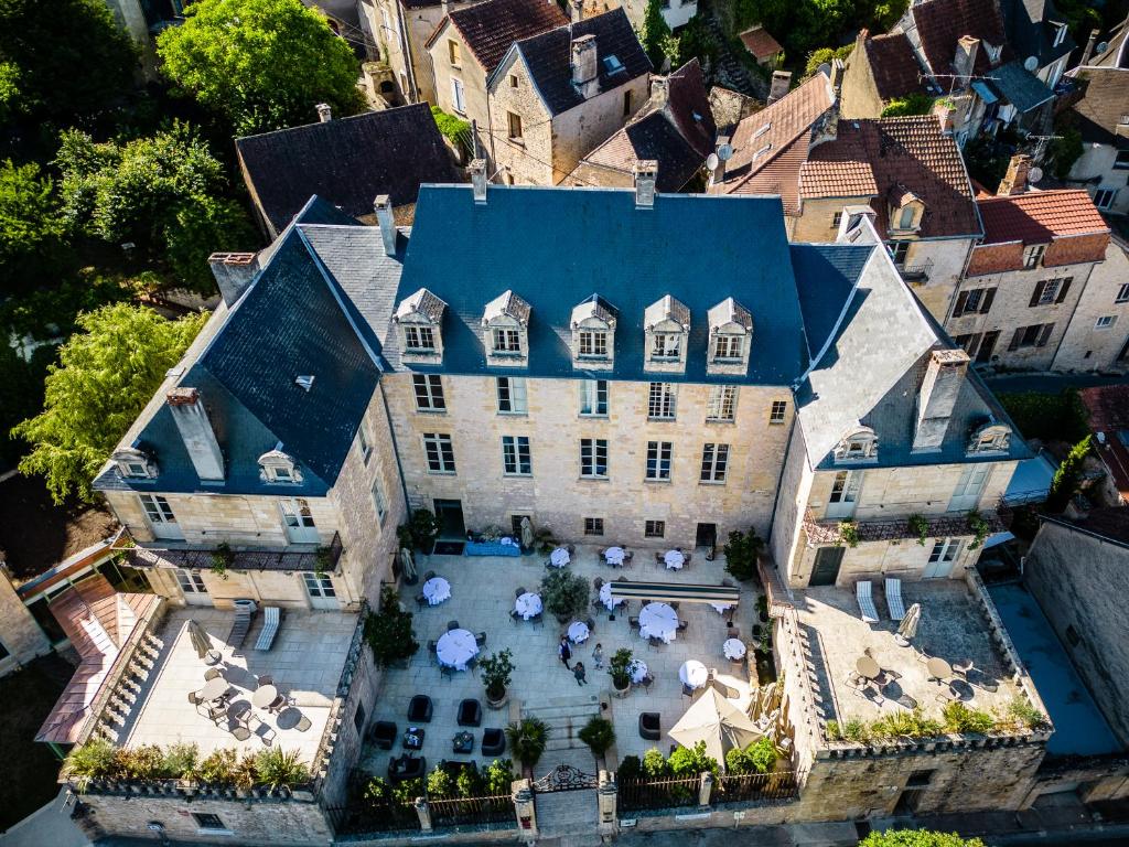 蒙蒂尼亚克Hôtel Restaurant de Bouilhac, Spa & Wellness - Les Collectionneurs的享有庭院的大房子的空中景色