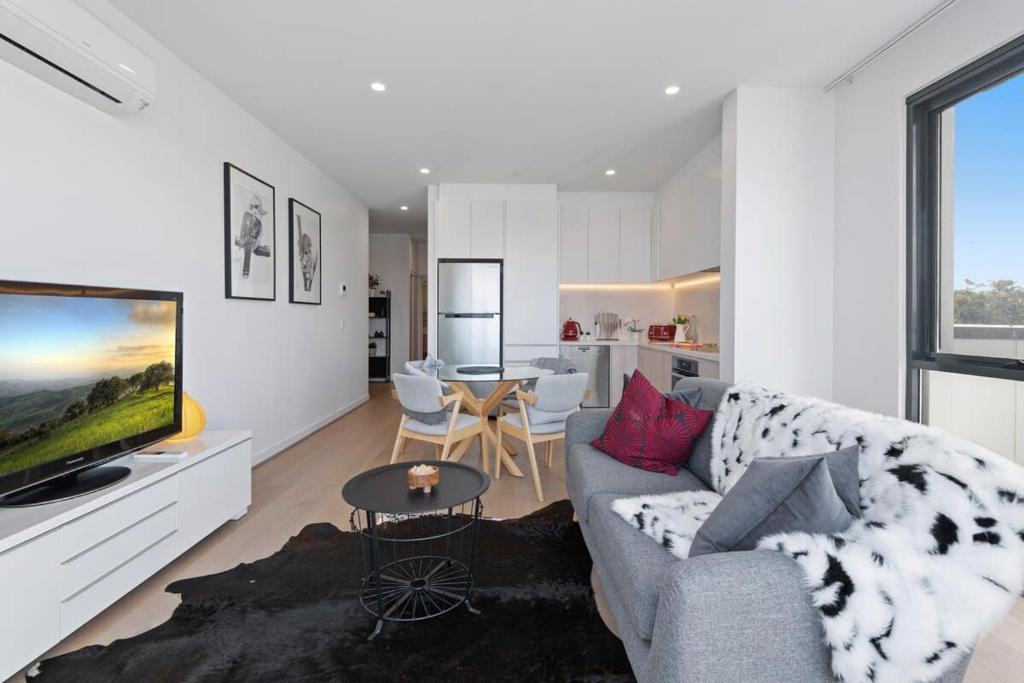 伯伍德Stylish and Convenient Two Bedroom Apartment的带沙发和平面电视的客厅