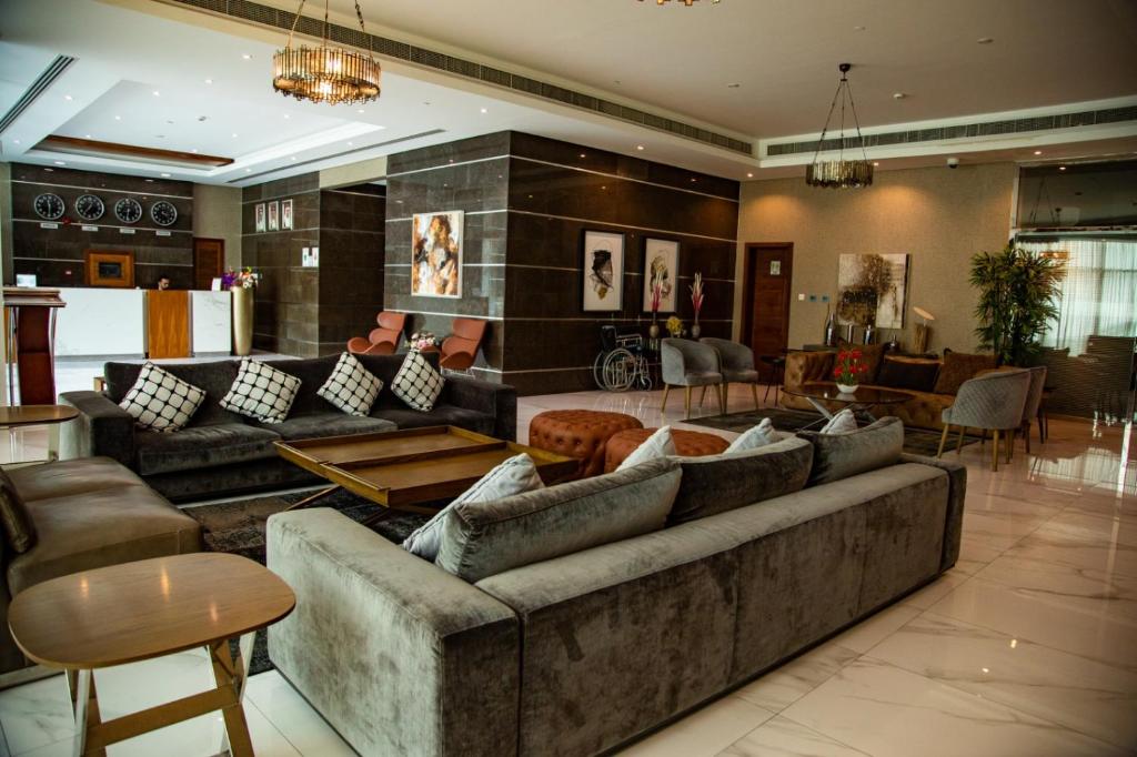 朱菲尔Ginger Luxury House的带沙发和桌子的大型客厅