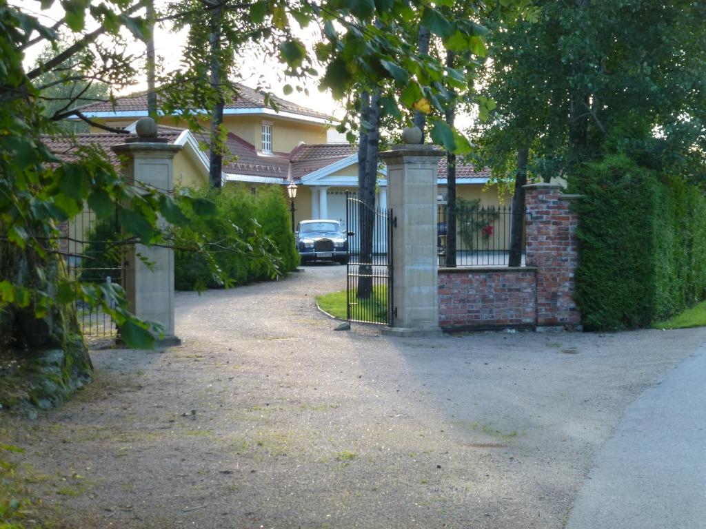 克里斯蒂安桑Guest house close to Kristiansand的车道前有门的房子