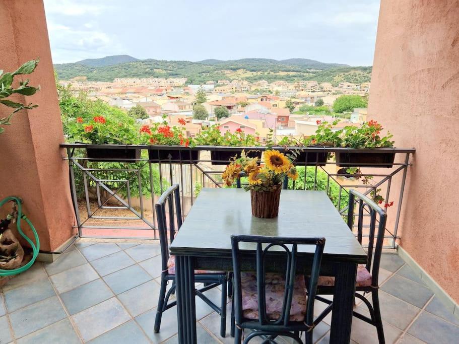 维拉西米乌斯La Terrazza的美景阳台配有桌椅