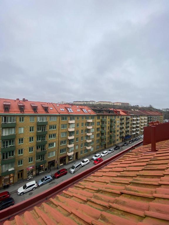 哥德堡Luxurious Flat With A Rooftop Terrace的享有停车场的正面景色,停车场的前面设有停车位