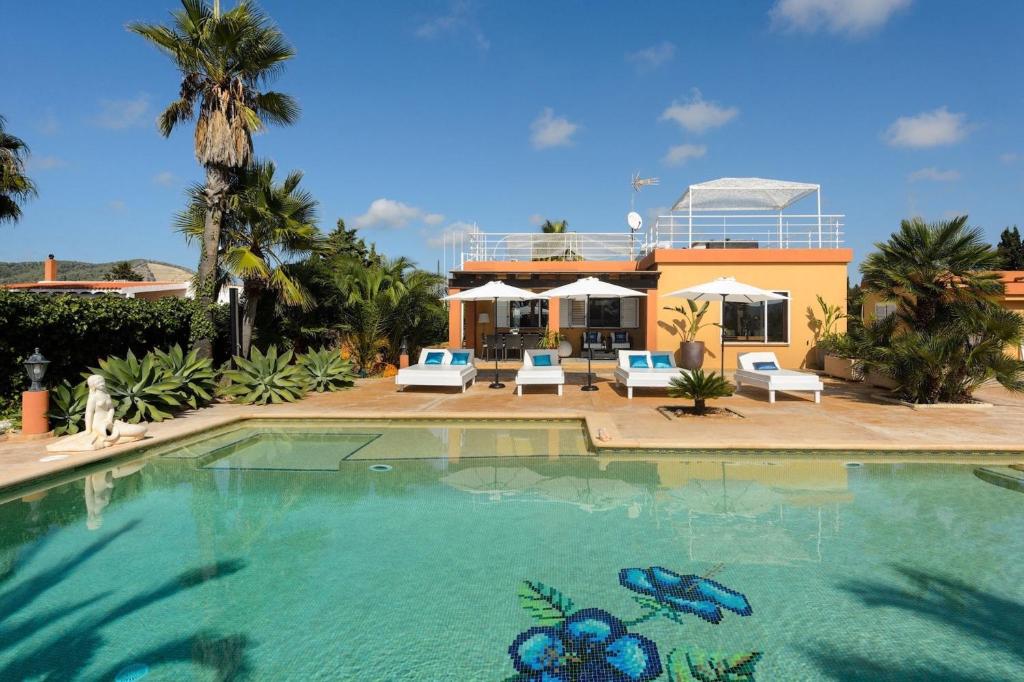 Sant Francesc de s'EstanyVilla Marissa - Ibiza的一座大型游泳池,后面有一座房子