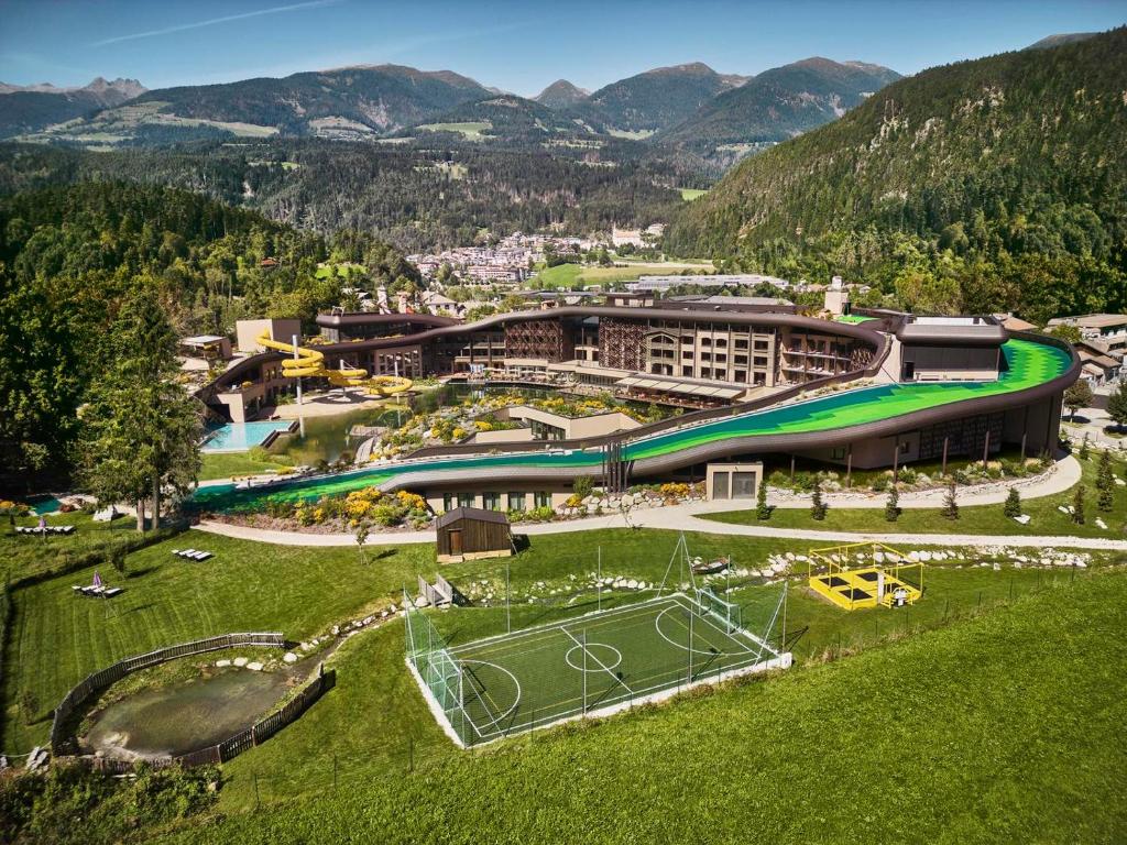 崔聂斯Falkensteiner Family Resort Lido Superior的享有度假村的空中景致,设有网球场