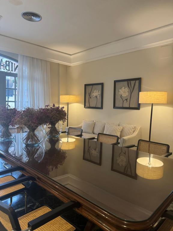 利纳雷斯RL阿尼巴尔酒店的客厅配有沙发和桌子