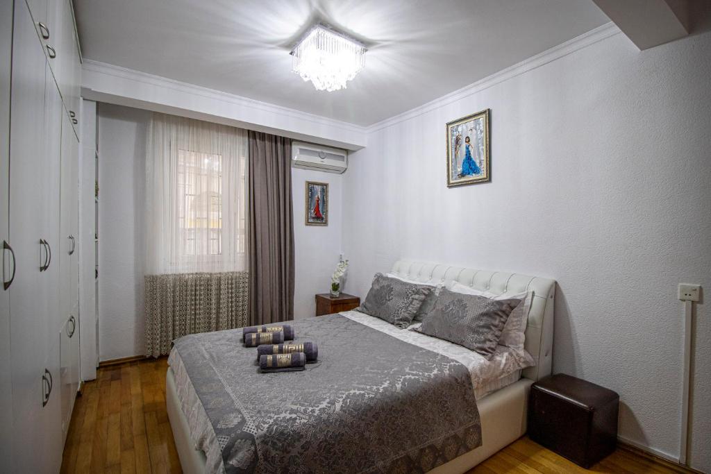 第比利斯Cozy Apartment on Kostava的一间卧室配有一张带蜡烛的床。
