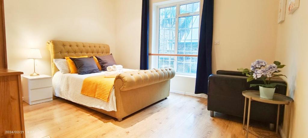 伦敦Lilac at Hammersmith的一间卧室设有一张床和一个窗口
