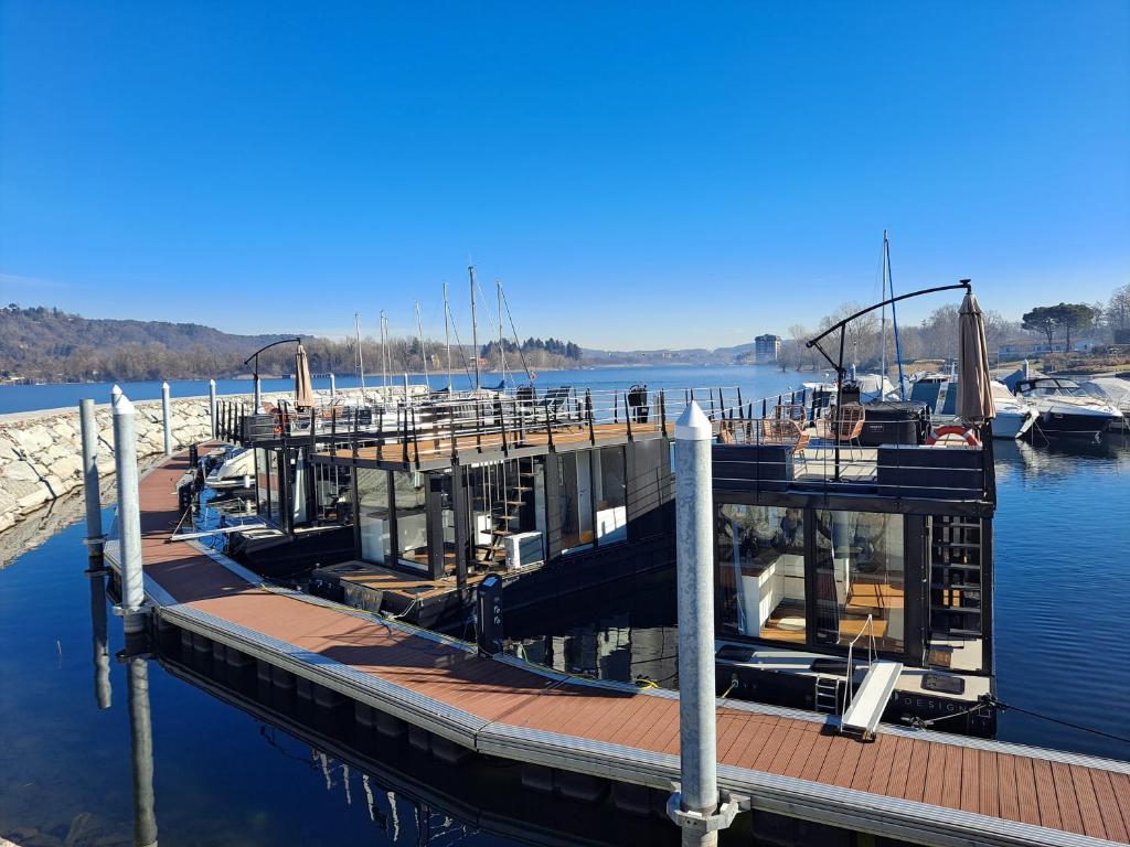 多尔梅莱托Floating Experience Black Pearl, Lago Maggiore的码头,码头上设有水中船只
