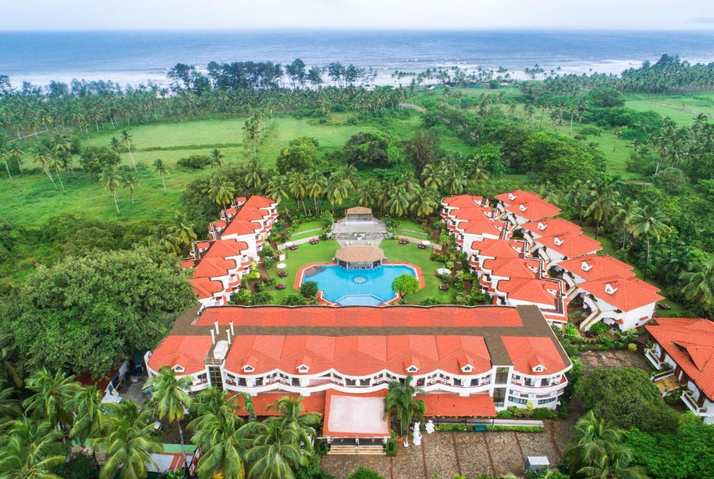 坎撒林Heritage Village Resort & Spa Goa的享有带游泳池的度假村的空中景致