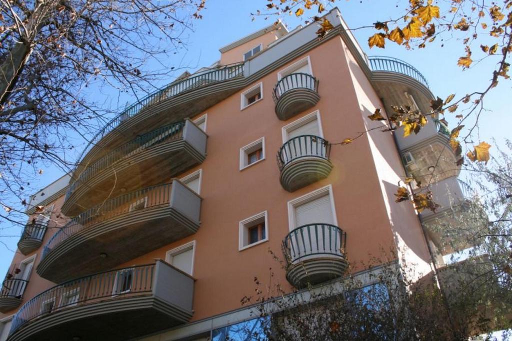 里乔内Residenza Novalba的旁边带阳台的建筑