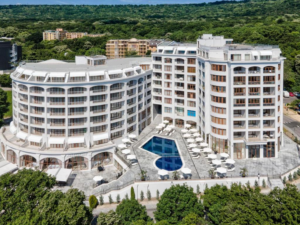 金沙Continental Apartments的享有带游泳池的大型建筑的空中景致