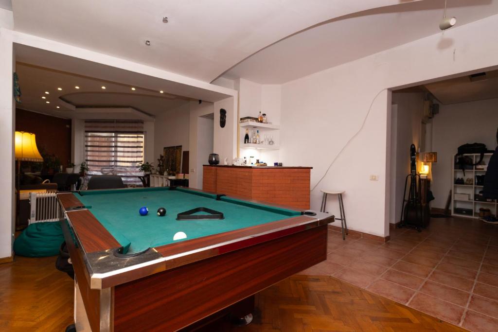 布加勒斯特sharing retro vintage luxury apartment的客厅中央的台球桌
