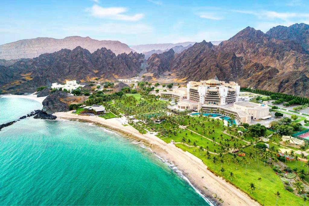 马斯喀特Al Bustan Palace, a Ritz-Carlton Hotel的海洋旁度假胜地的空中景致
