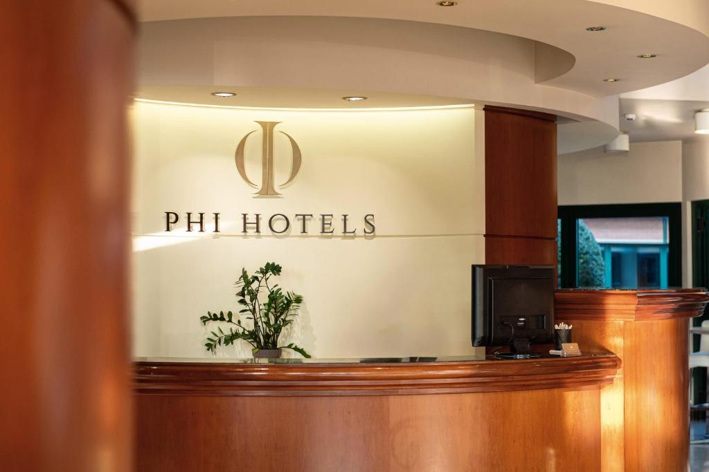 奥扎诺-德尔艾米利亚Phi Hotel Emilia的酒店大堂设有读书 ⁇ 的标志