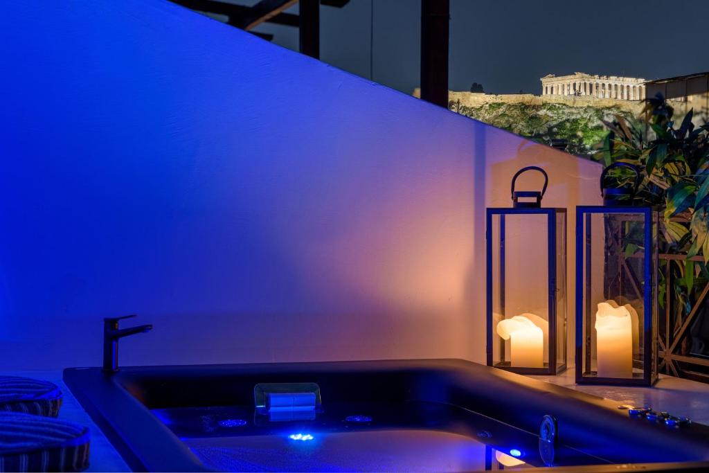 雅典Penthouse W/ View & Plunge Pool的浴室配有蓝色灯光浴缸