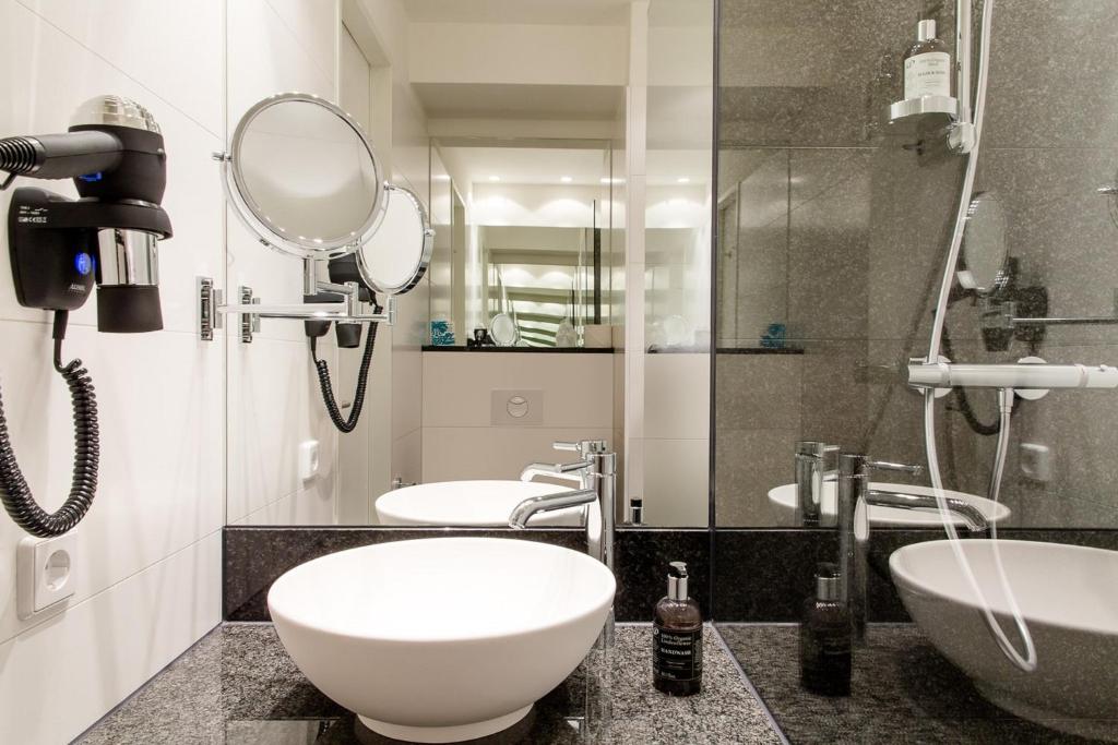曼彻斯特曼彻斯特皮卡迪利汽车旅馆一号的浴室设有2个水槽和镜子