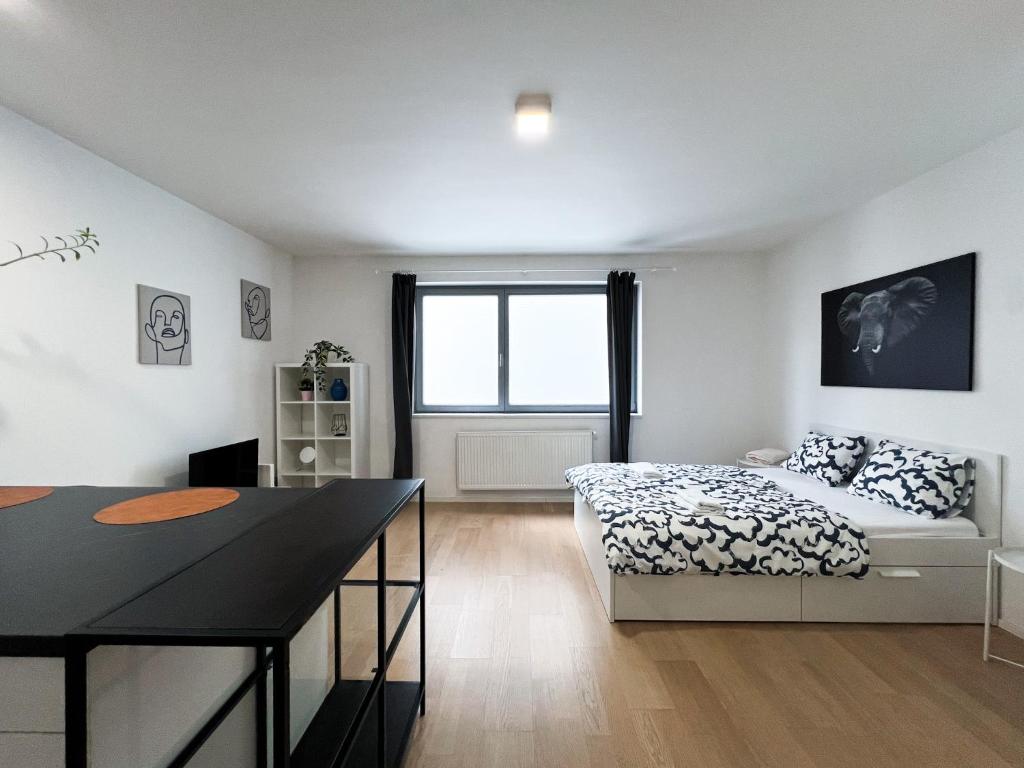 布尔诺Apartmán VLNA的白色的卧室设有床和窗户