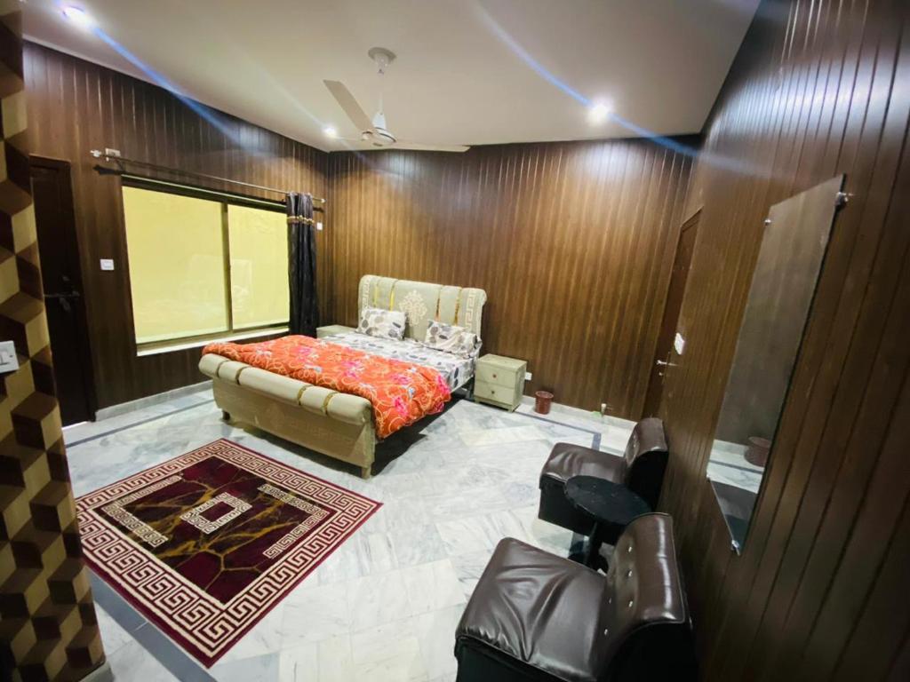 伊斯兰堡Kashee's Lodges的一间卧室配有一张床和一个沙发