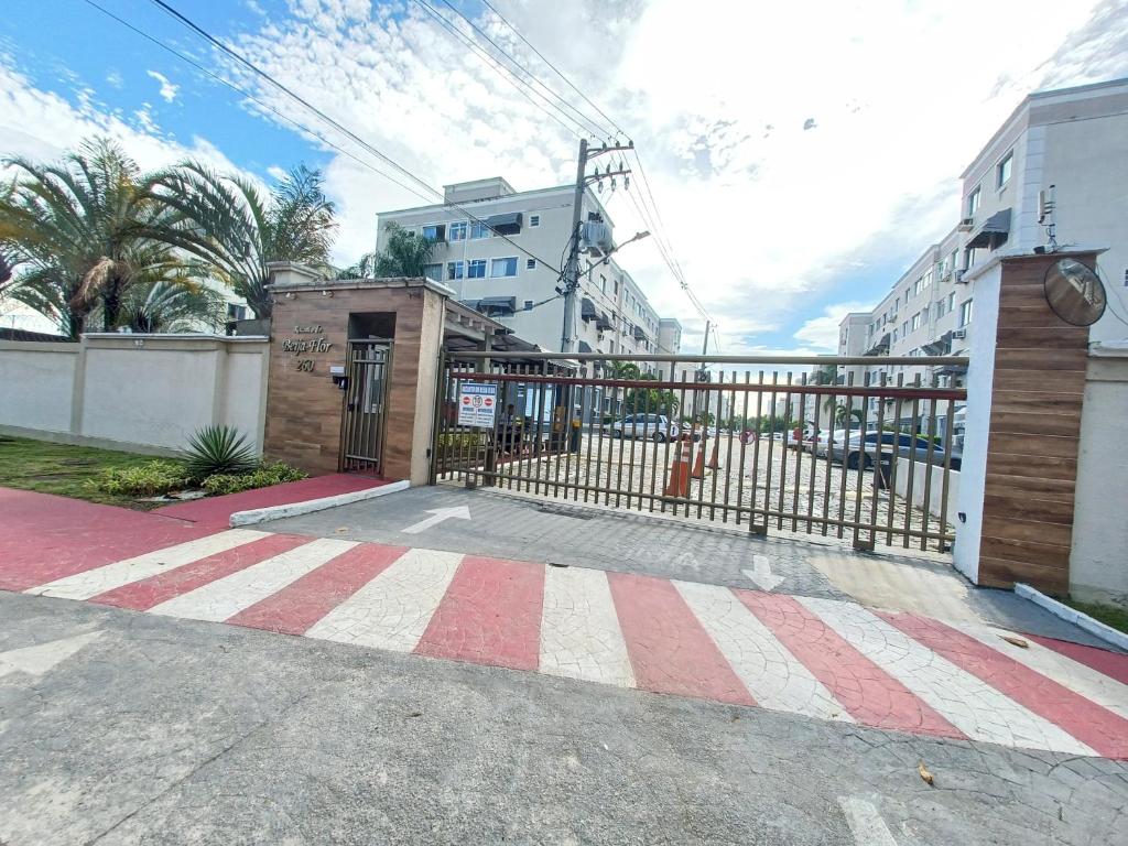 里约热内卢Apê UNIFA-EsSLog Condomínio com estacionamento的街道上带有红白条纹的大门