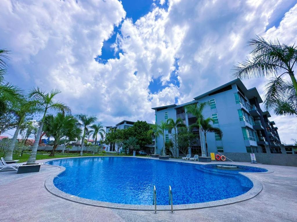 拿笃Doyar's Home Stay (Palm Garden -1st Floor)的大楼前的大型游泳池