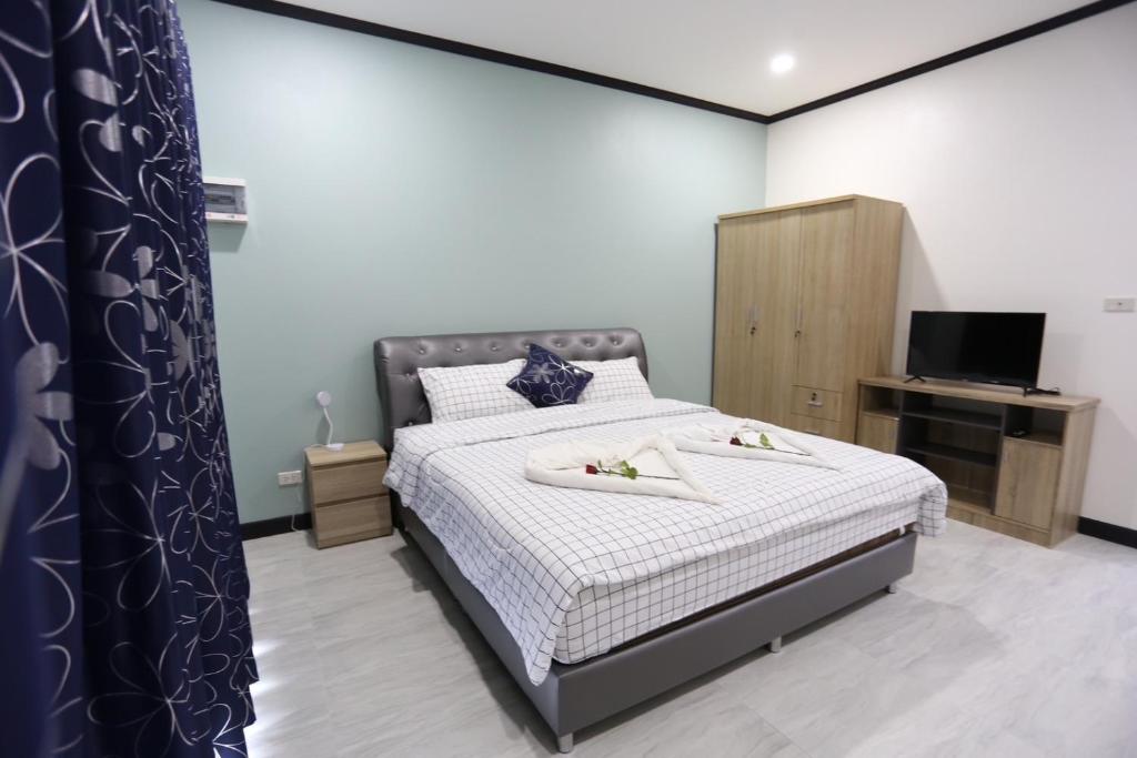 Ban Nai RaiMB House的一间卧室配有一张床和一台电视。