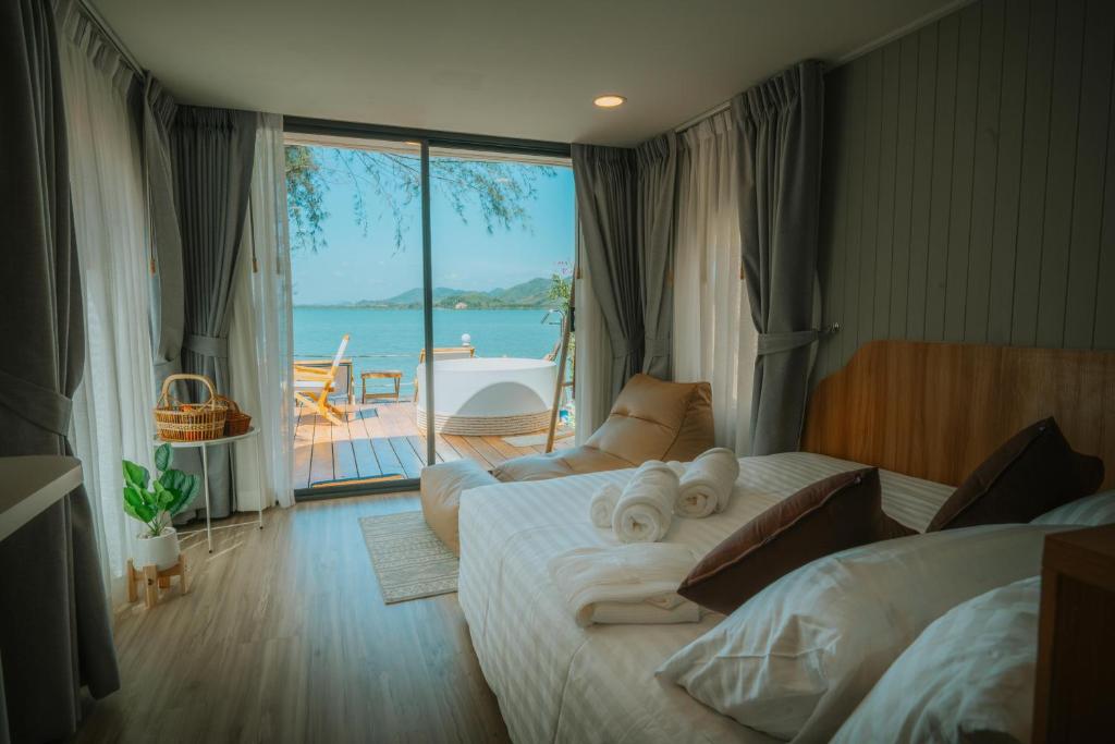 普吉镇Sea Sand See Sky Beach Front Resort的一间带两张床的卧室,享有海景