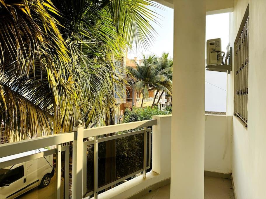 达喀尔Maison fonctionnelle idéalement située à Dakar的阳台享有街道上面包车的景致。