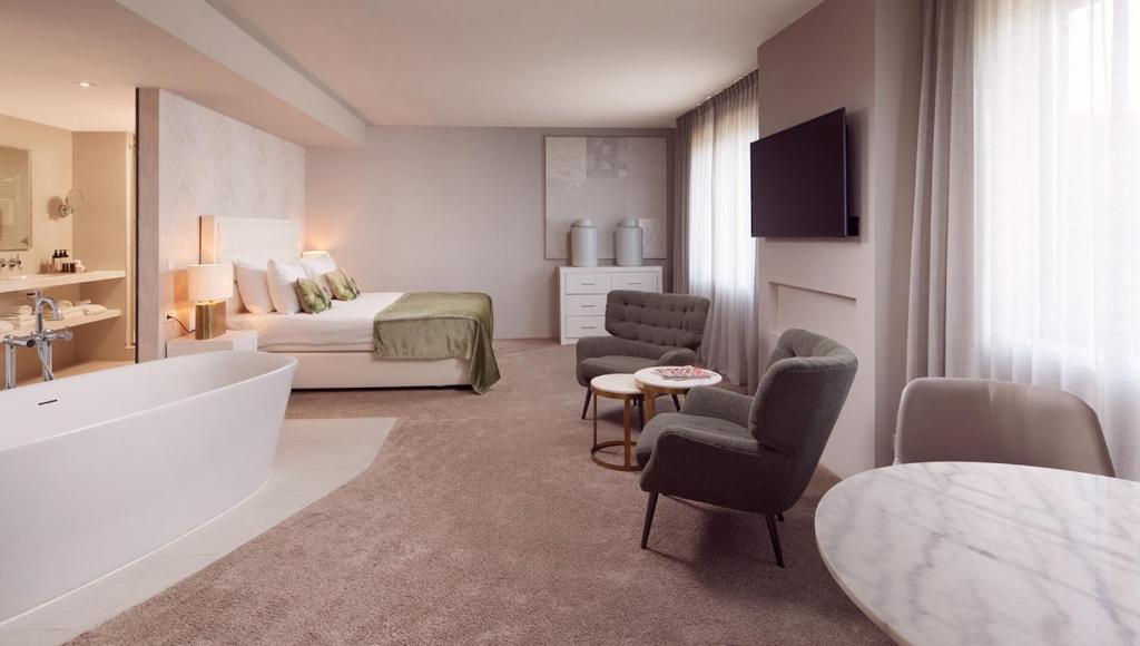阿默斯福特Van der Valk Hotel Amersfoort-A1的一间酒店客房 - 带一张床和一间浴室