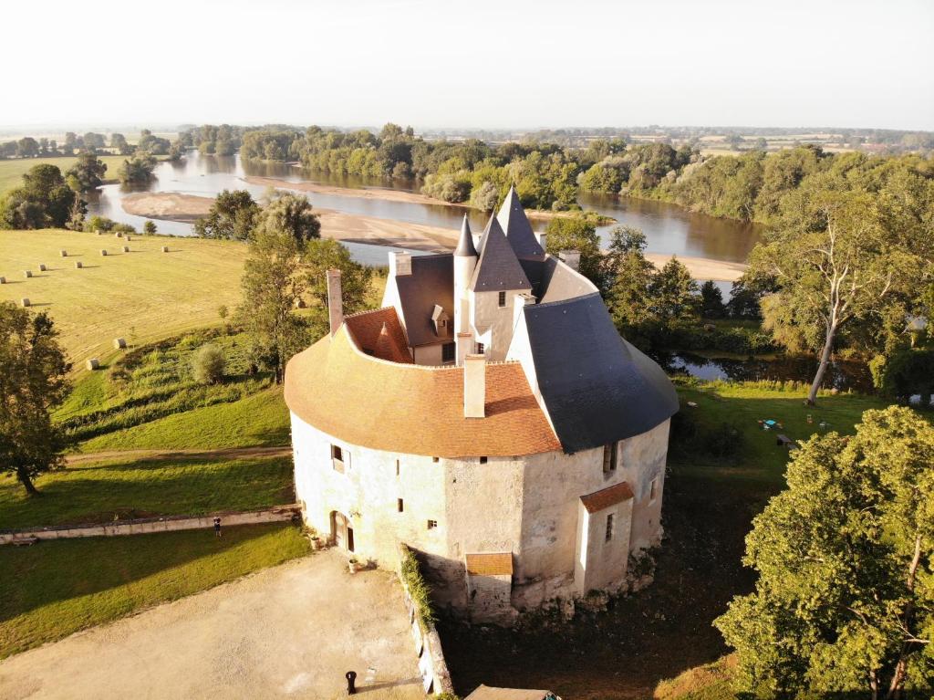 Saincaize-MeauceChambre au Château de Meauce, Marguerite de Meauce的享有城堡和河流的空中景致