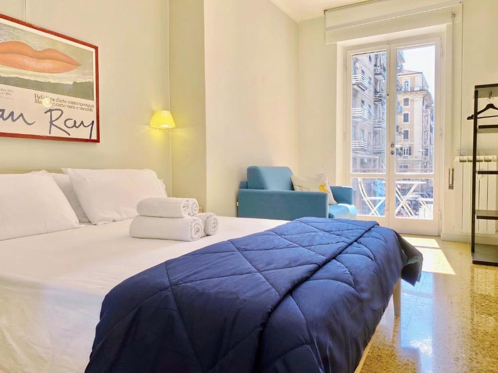 斯培西亚HAB EUROPA的一间卧室配有一张床和一张蓝色椅子