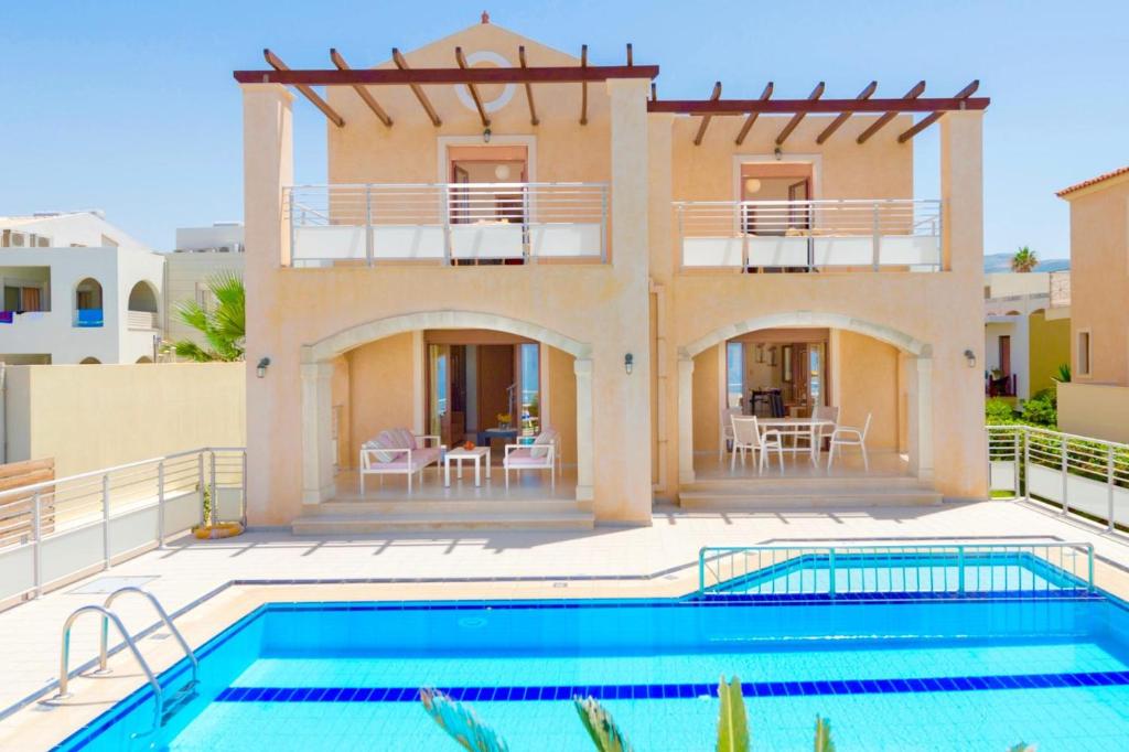 罗希姆诺Villa Avra的别墅前设有游泳池