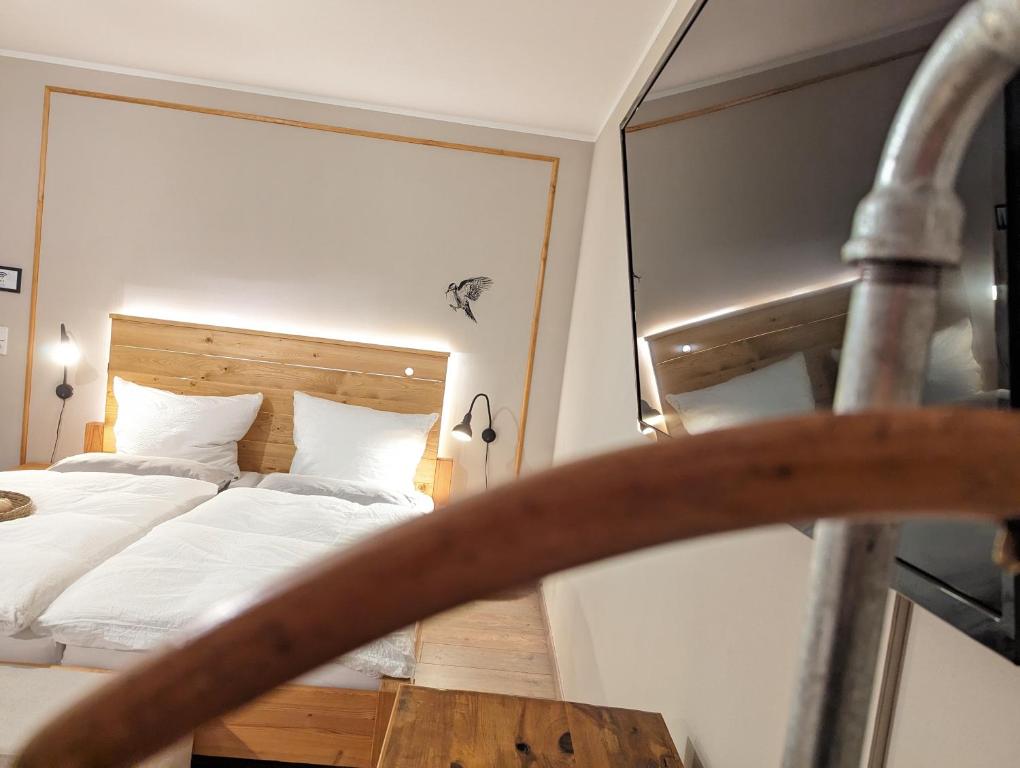 萨勒河畔瑙姆堡Spechtnest的一间卧室配有一张床和镜子