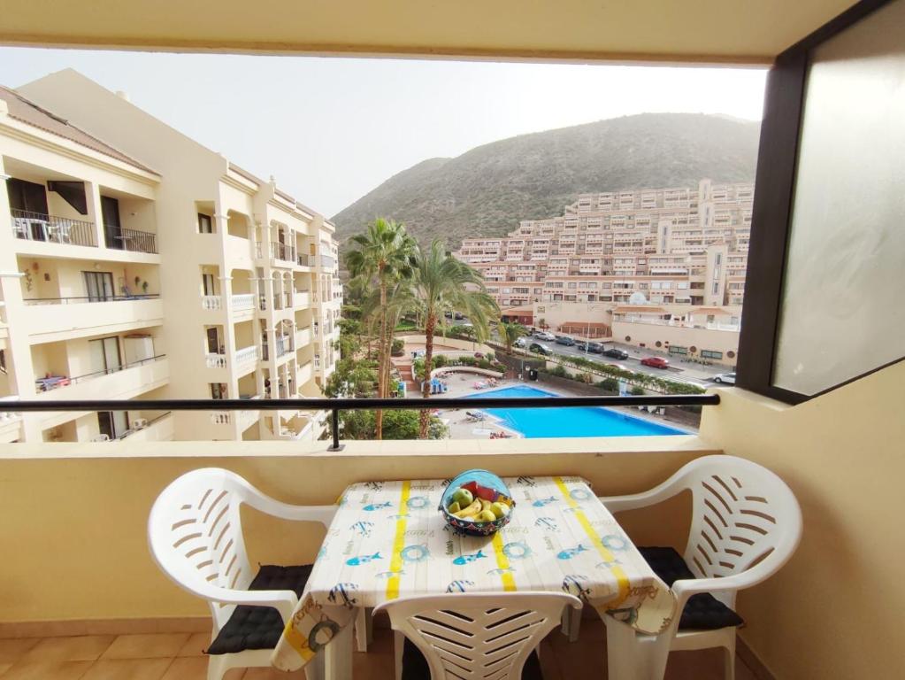洛斯克里斯蒂亚诺斯Castel Harbour Tenerife的市景阳台配有桌子