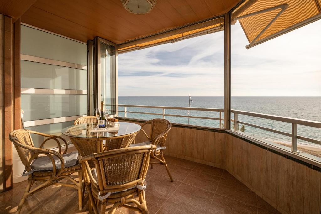 卡拉费尔3 bedrooms appartement at Calafell 5 m away from the beach with sea view terrace and wifi的阳台配有桌椅,享有海景。