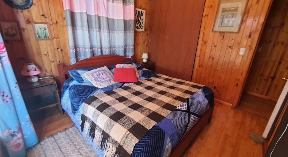 布卡莱穆CASA DE HUÉSPEDES JEM的木制客房内的一间卧室,配有一张床