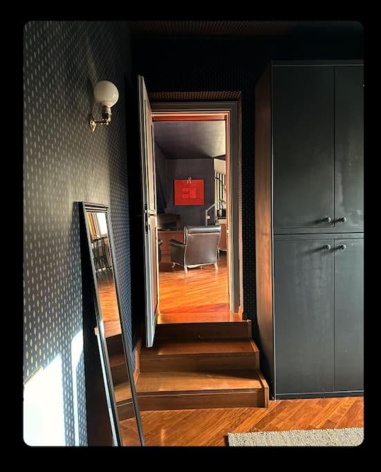 特尔尼Mansarda Centro storico Caprilla Guest Flat的走廊设有通往客厅的楼梯