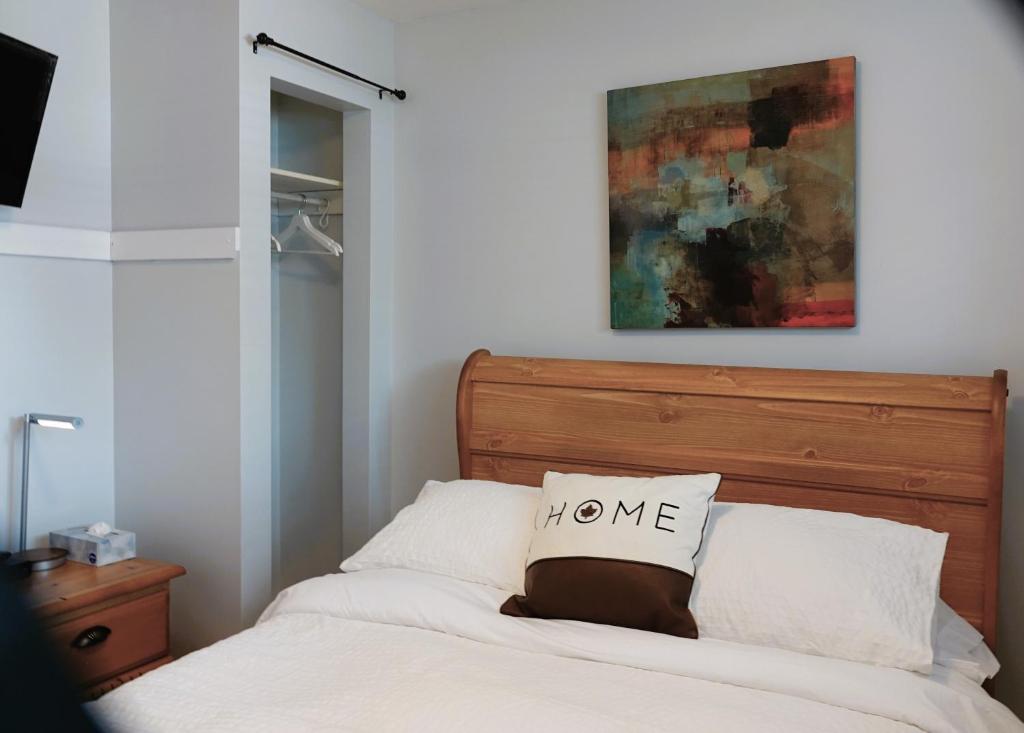 贾斯珀卡鲁索酒店的一间卧室,配有一张带家庭标志的床