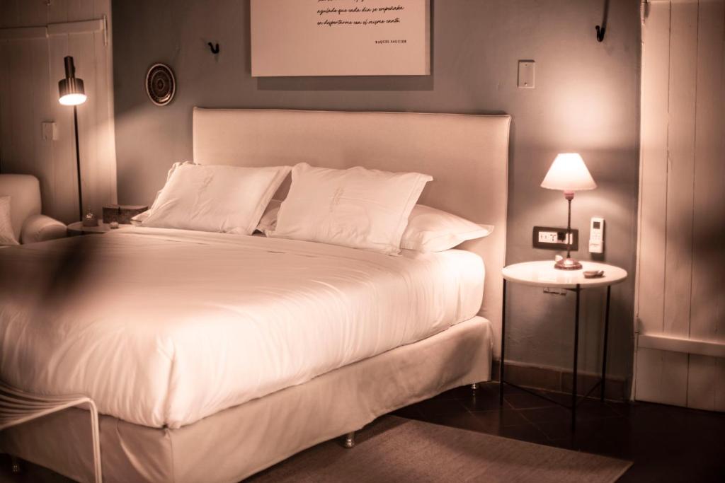 圣贝纳迪诺Casa Del Val- Villa Maria的卧室配有一张带白色床单和枕头的大床。