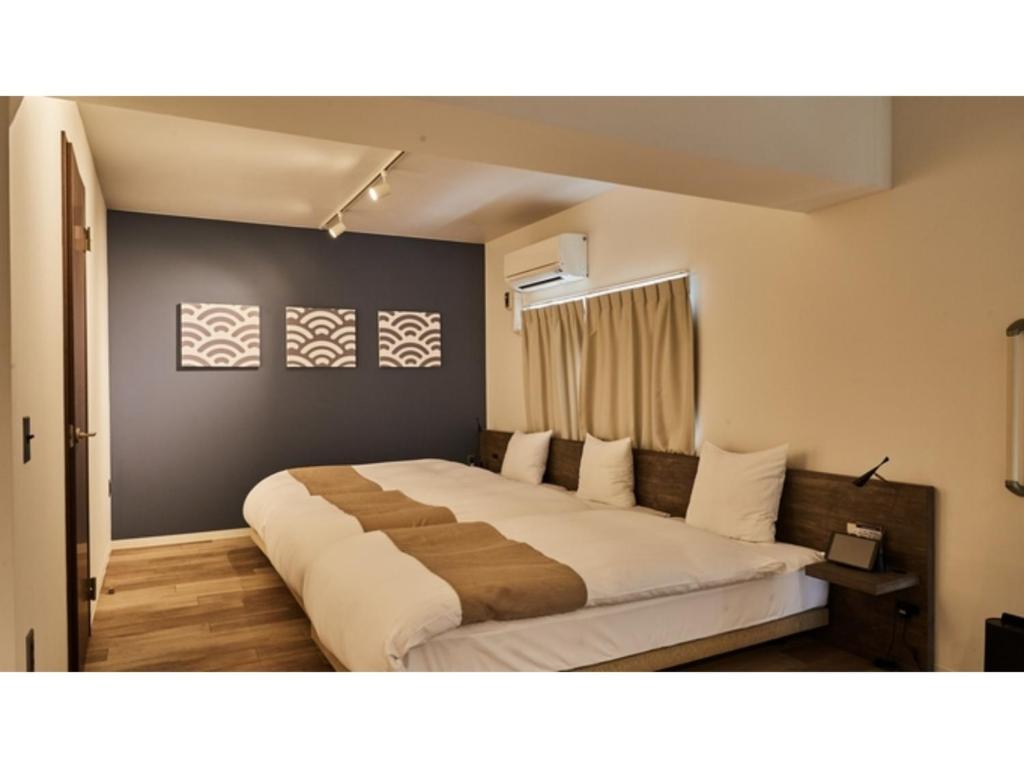 京都River Side Arashiyama - Vacation STAY 86249v的一间卧室,卧室内配有一张大床