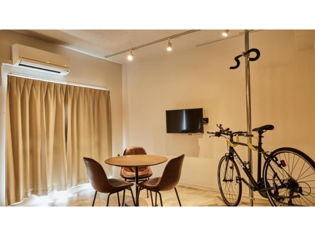 京都River Side Arashiyama - Vacation STAY 86248v的一辆自行车停在一个配有桌椅的房间