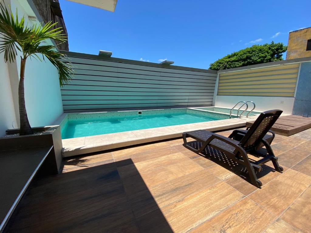 圣克鲁斯普林斯酒店的一个带两把椅子的游泳池,一个棕榈树