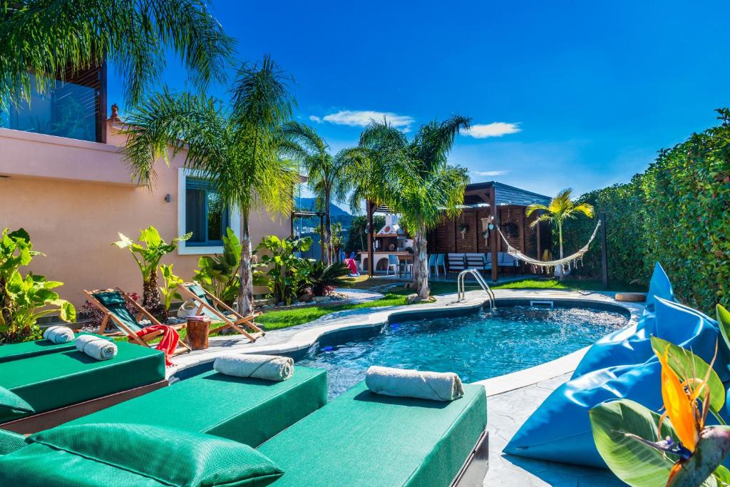 克雷马斯蒂Antonakis Villa, Near Beach, Private Pool的一座房子旁带躺椅的游泳池