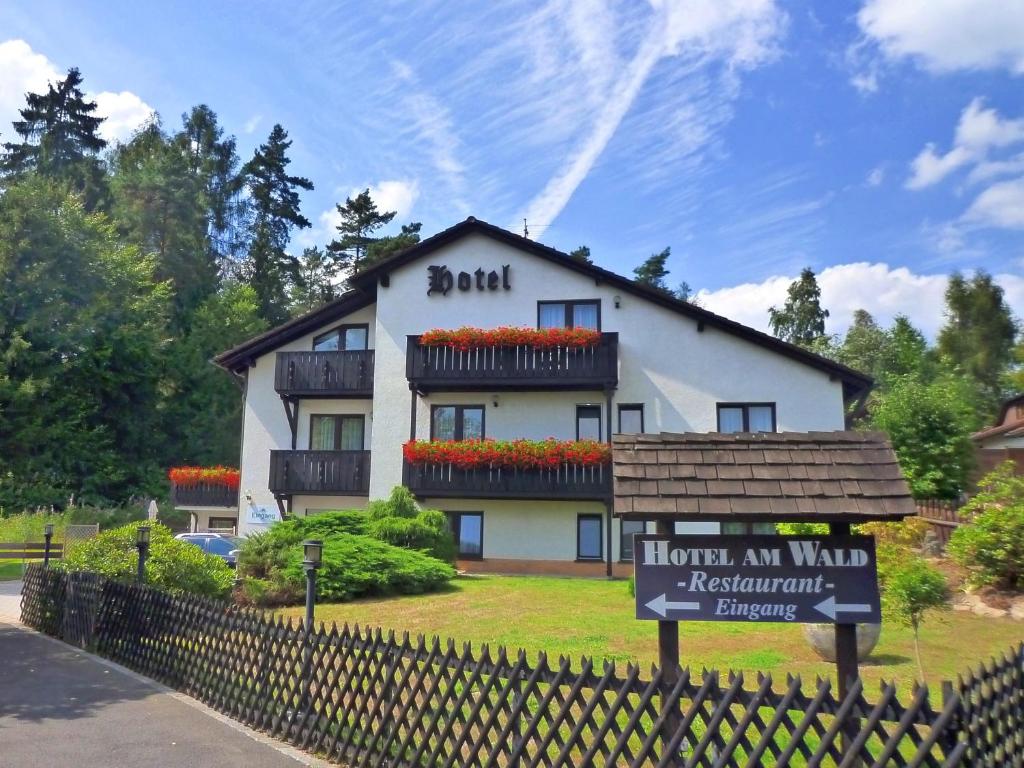 马克特雷德维茨Meister BÄR HOTEL Am Wald的前面有标志的建筑